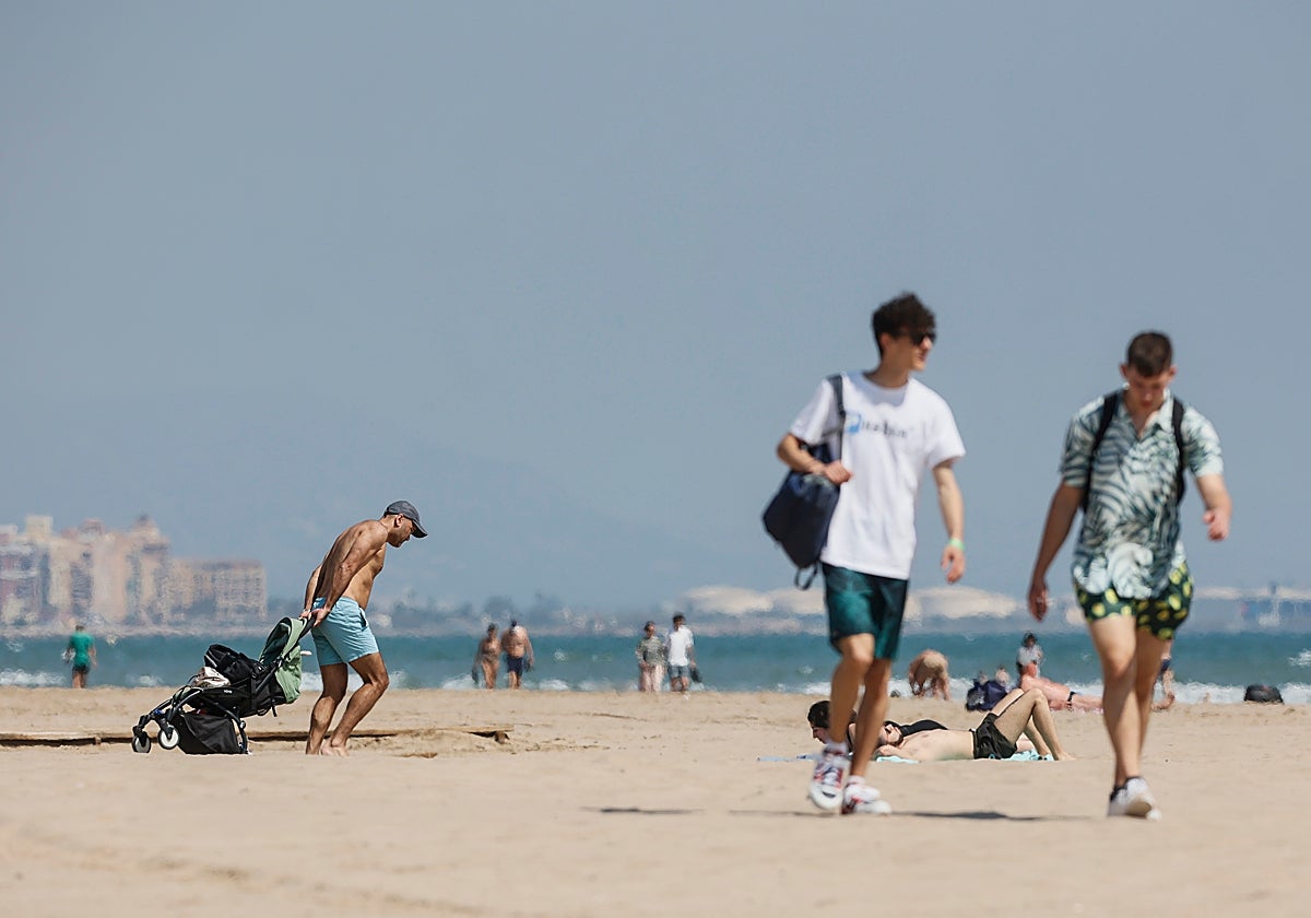 Varias personas intentan aliviar el calor en la playa de la Malvarrosa, Valencia