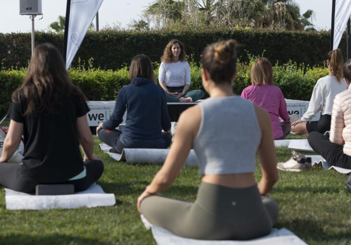 Por qué hacer yoga a primera hora de la mañana - WeLife