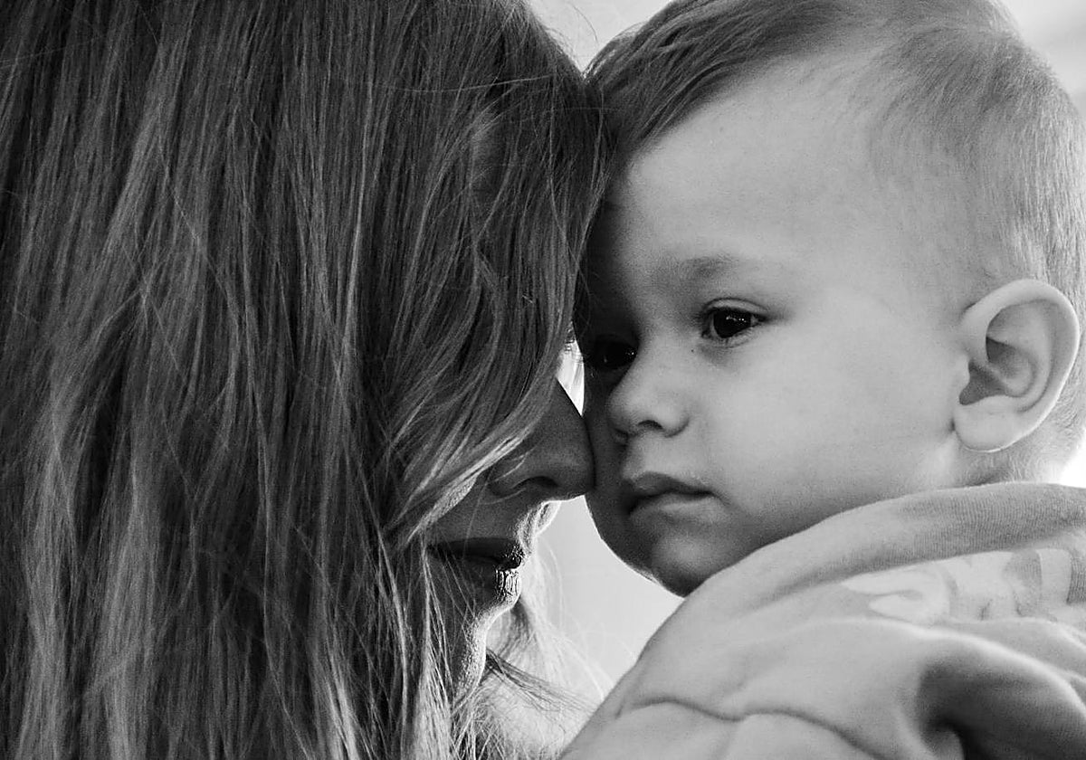 Desi sujetando en brazos a su hijo Manuel