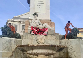 Dos activistas por el clima se desnudan en la fuente del Palacio Real