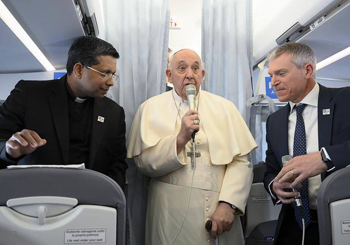 El Papa Francisco durante el trayecto en avión a Budapest