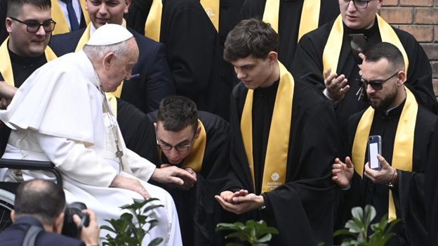 El Papa Francisco abandona la Iglesia greco-católica de la Intercesión de la Theotokos tras reunirse con la comunidad greco-católica