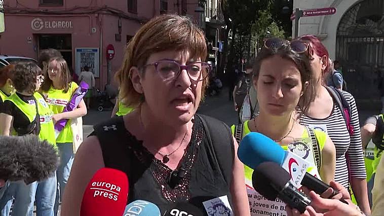 200 manifestantes dan apoyo a las menores agredidas sexualmente en el CC Magic de Badalona
