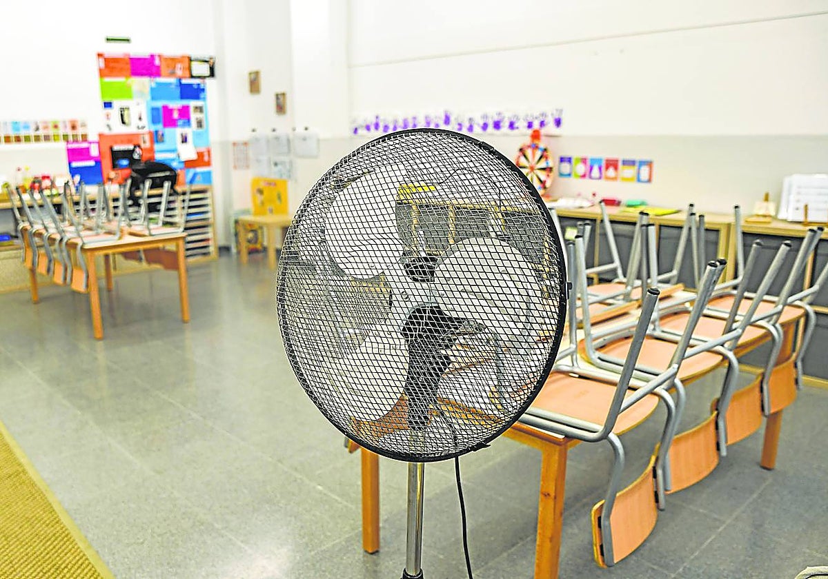 Imagen de un aula de la escuela Auró de Barcelona con ventiladores de pie