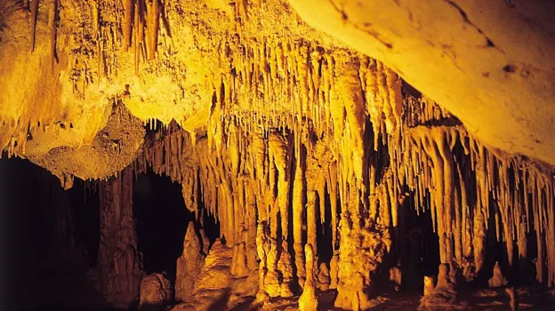 Habitacion-4.-Cueva-Menorca-U37456222137sBW-624x350@abc.jpg