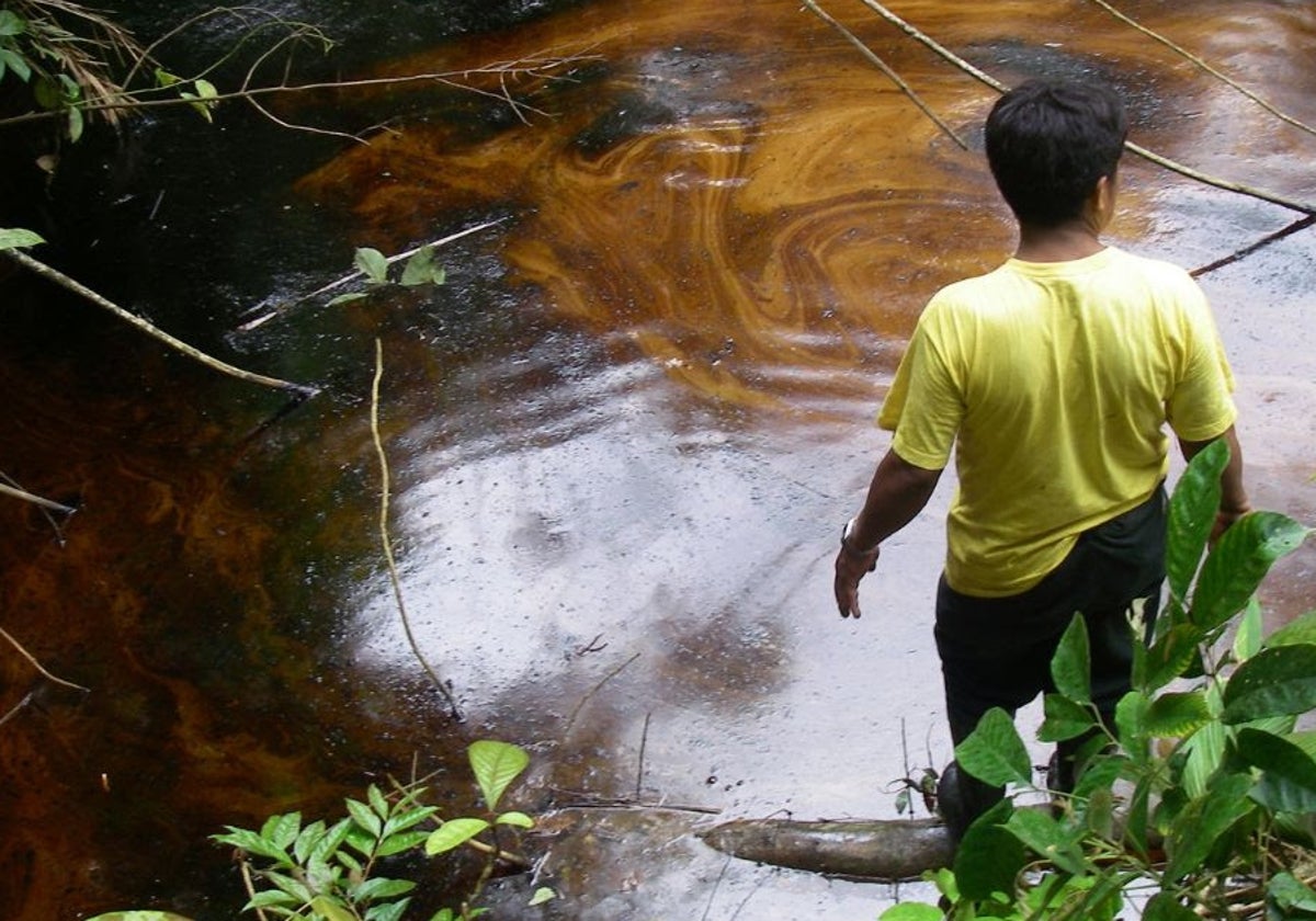 Aguas fluviales contaminadas con un vertido de petróleo en el Amazonas peruano