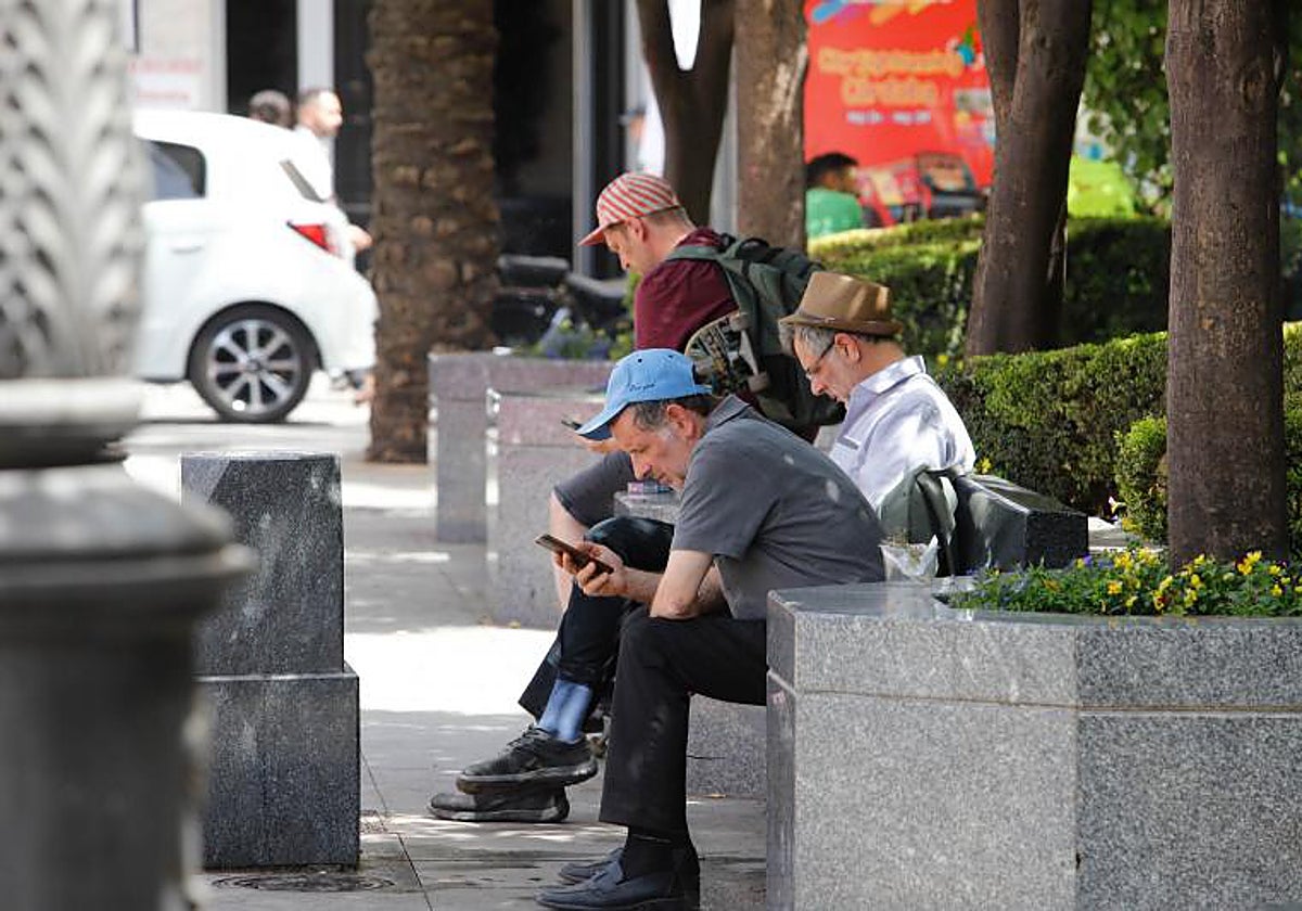 Un grupo de hombres descansa a la sombra en Córdoba