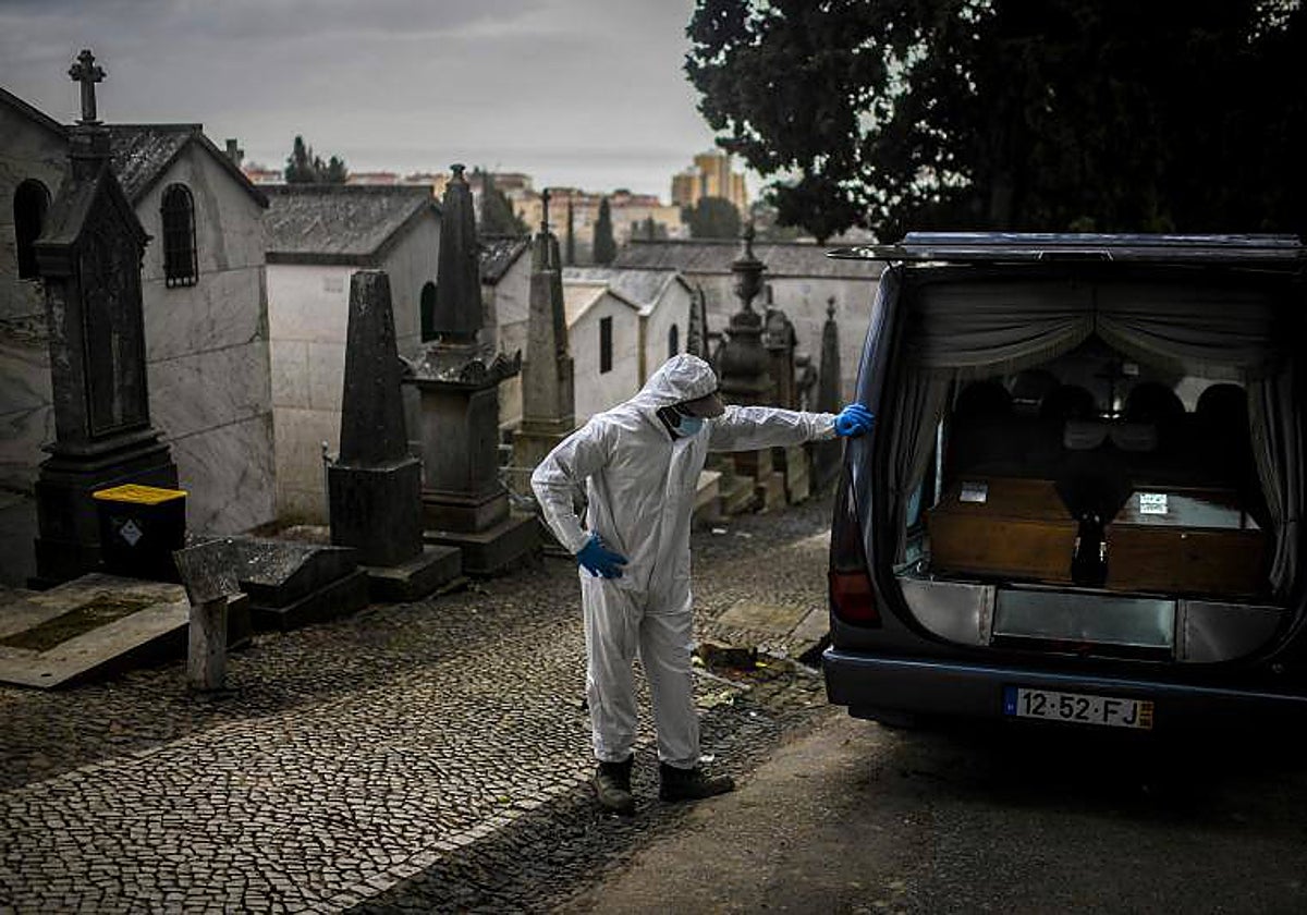 Transporte de ataúdes con víctimas del Covid-19 en febrero de 2021, Lisboa