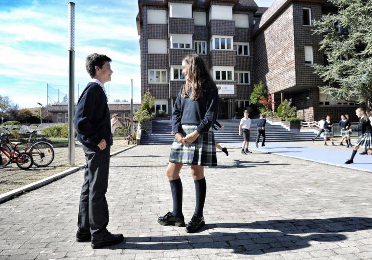 Unos alumnos juegan en el patio de un colegio concertado de Vitoria
