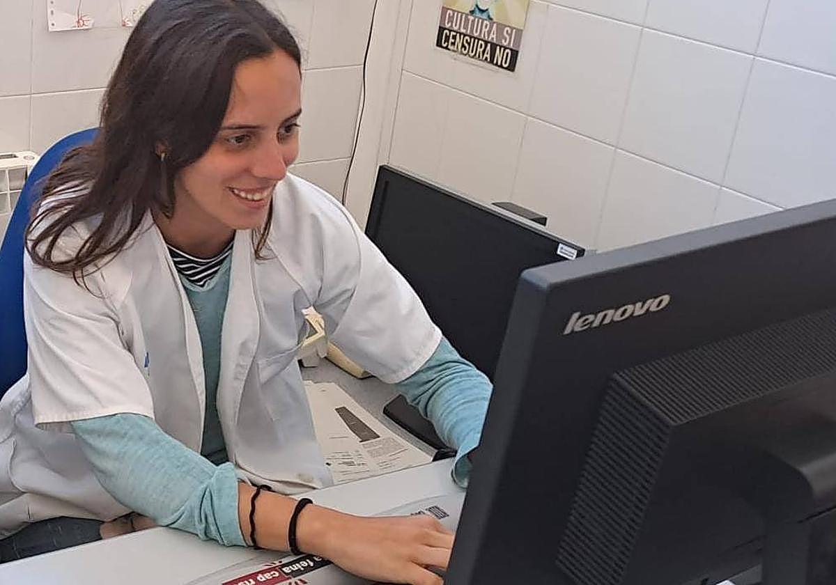 Arlet Pi Jaumà, futura residente de Medicina Familiar y Comunitaria, en consulta
