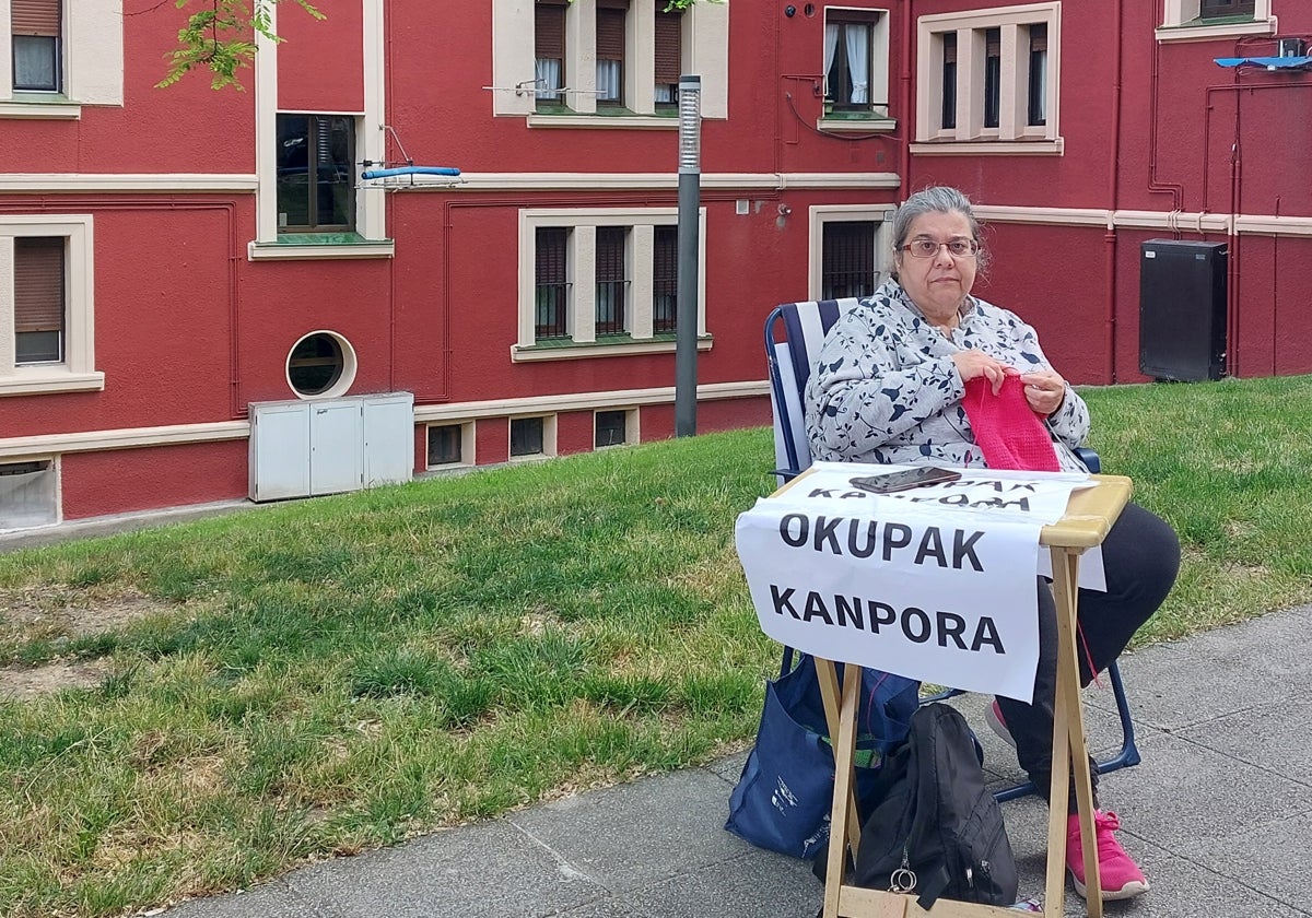 Loli, en el portal de la vivienda familiar en Sestao donde acampa para presionar al inquilino que la okupa