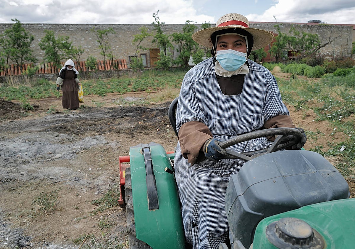 Las hermanas Carmelitas Descalzas de Maluenda, en su huerto