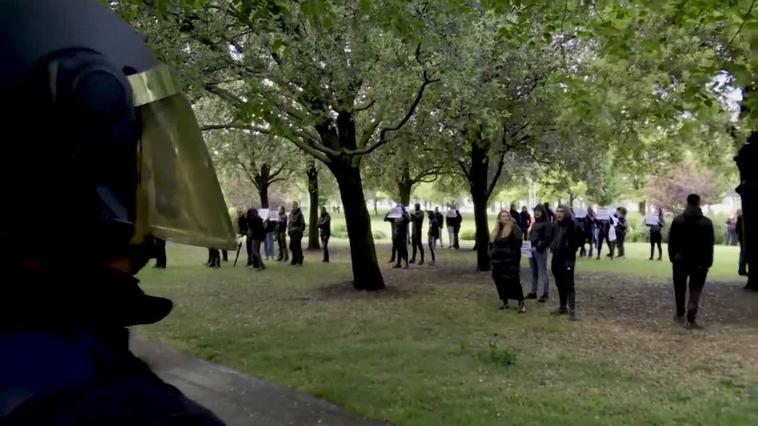 Un centenar de personas se concentra en Pamplona en rechazo a un acto de Vox con Santiago Abascal