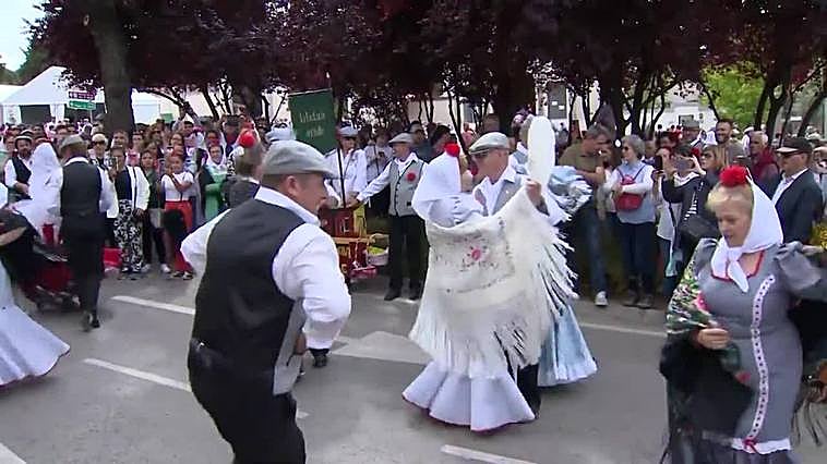 Madrid festeja San Isidro bailando chotis en la Pradera