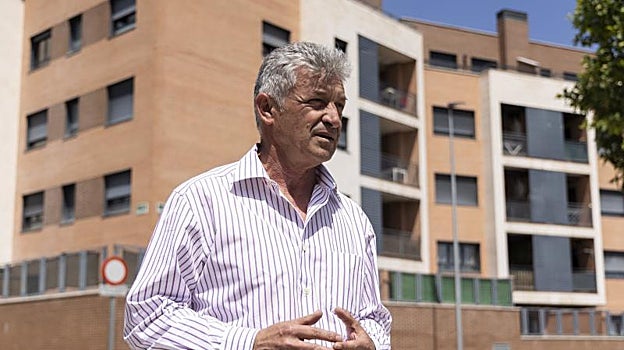 El alcalde, Sarbelio Fernández ante la urbanización