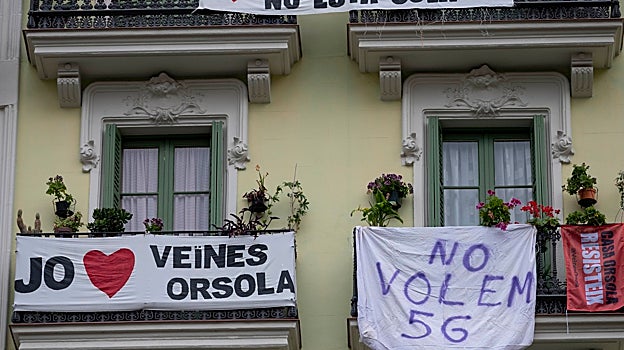Pancartas en Casa Orsola, en el Ensanche barcelonés