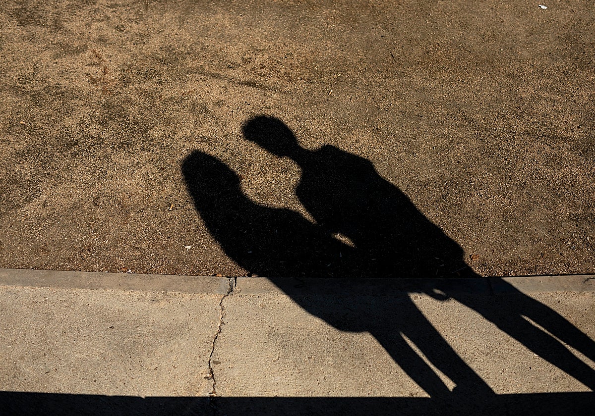 Dos adolescentes que mantienen una relación