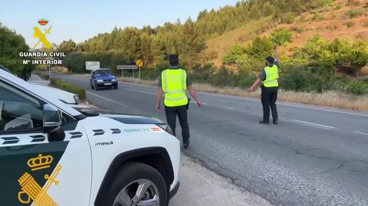 La Guardia Civil regula el tránsito en carreteras de zonas afectadas por el incendio en Hurdes