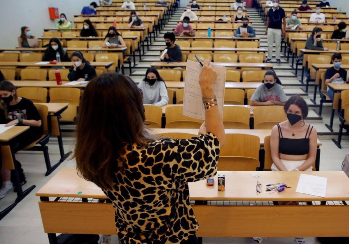Decenas de estudiantes se examinan, en 2021, de la EBAU en una universidad