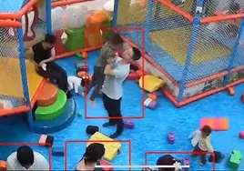 Un hombre golpea al hijo de un extraño en una zona de juegos infantiles