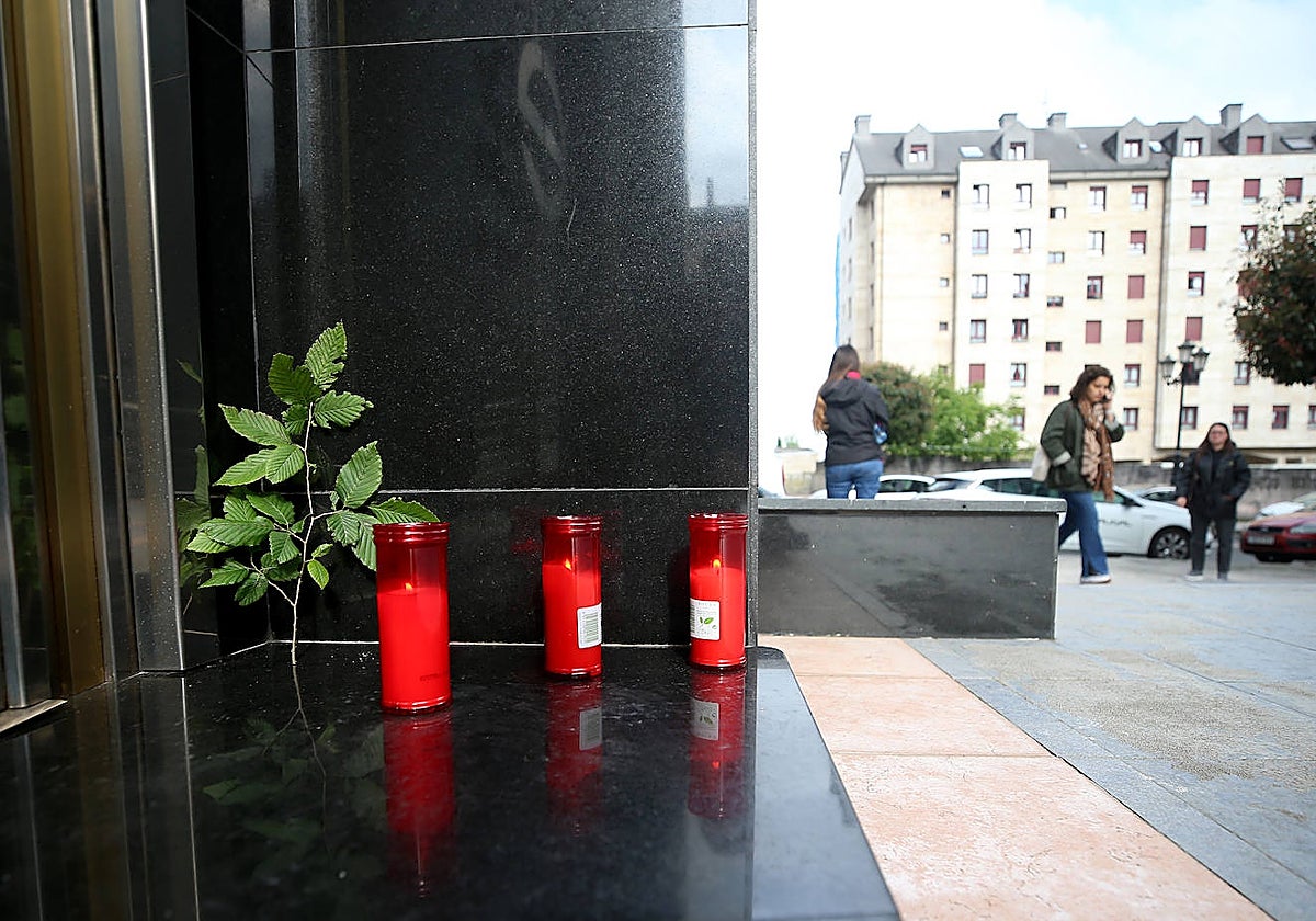Velas en el edificio desde el que las mellizas se precipitaron el pasado viernes en Oviedo