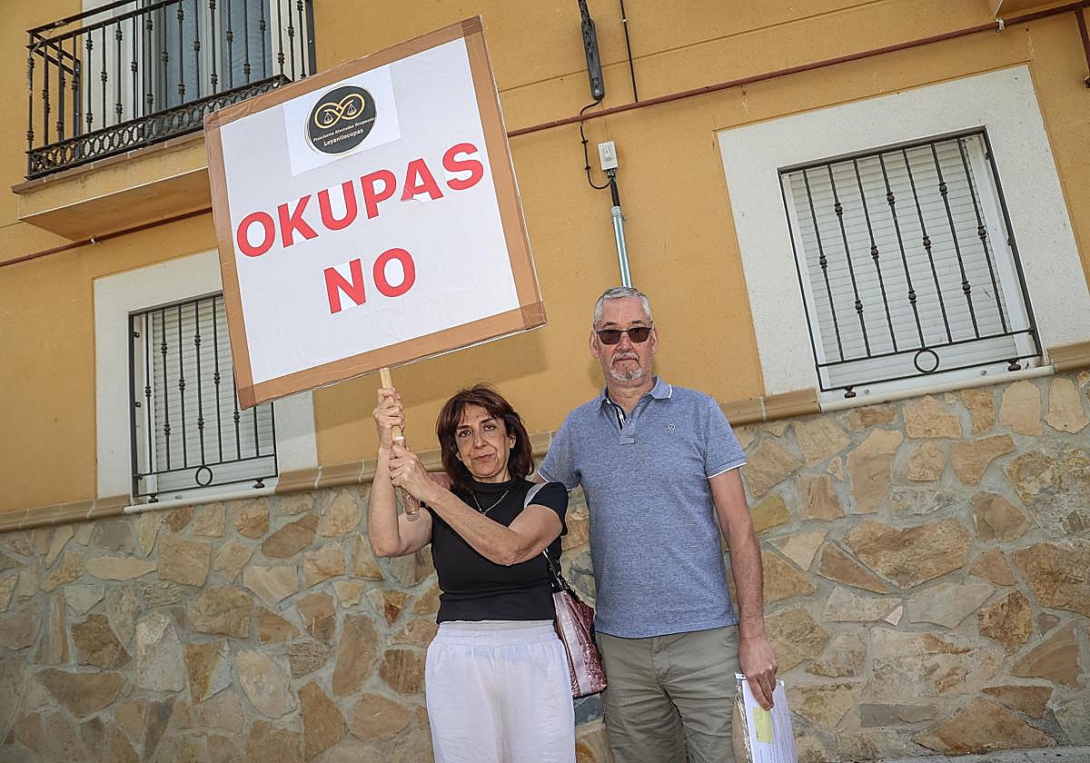 Los propietarios de una vivienda okupada en El Molar protestan frente al inmueble