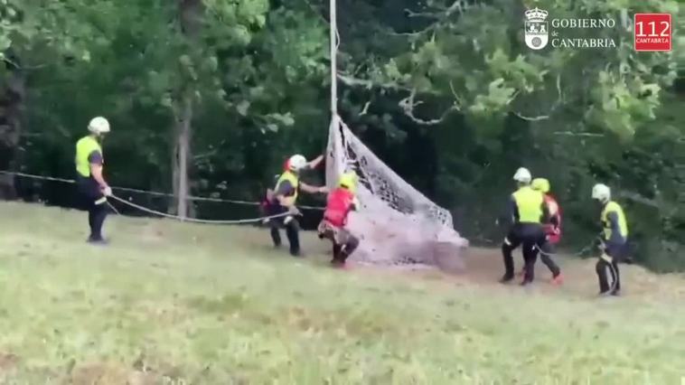 Evacuada en helicóptero una vaca con una pata rota en Vega de Liébana