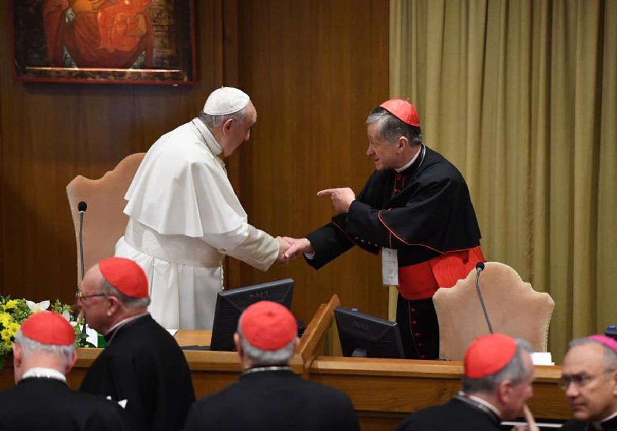 El cardenal Cupich, arzobispo de Chicago, saluda al Papa Francisco en un encuentro sobre abusos en el Vaticano en 2019