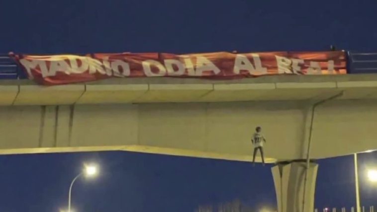 Detenidas 4 personas por el muñeco contra Vinicius colgado en un puente
