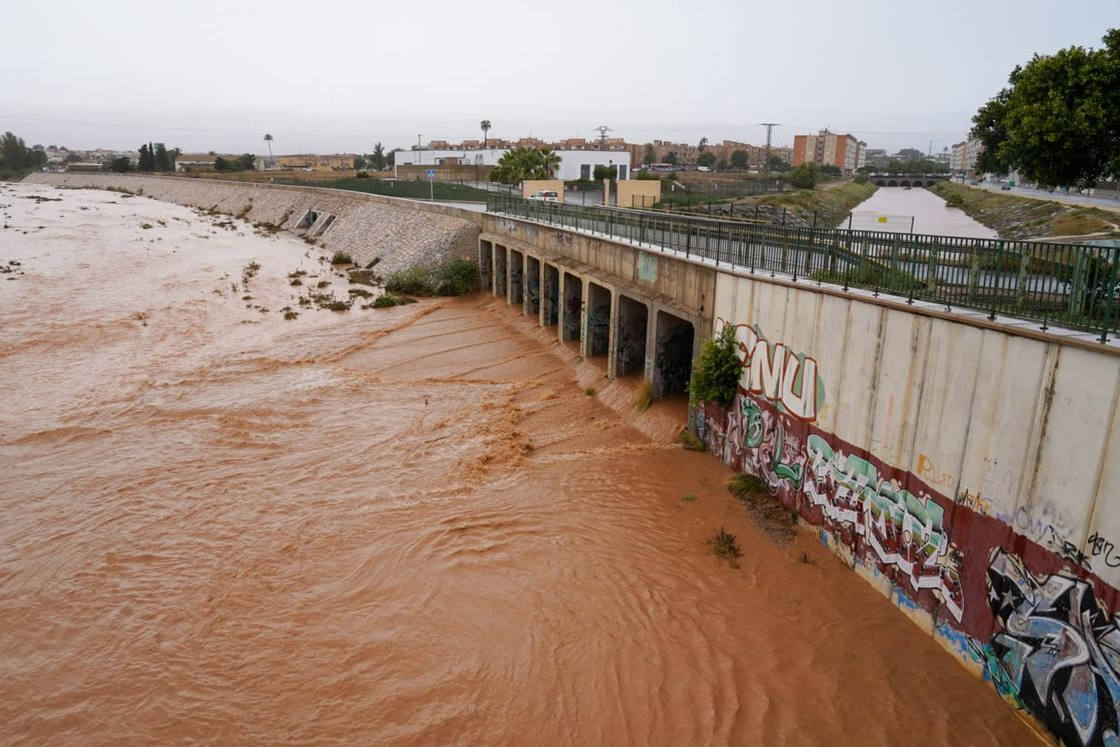 El barro anega la rambla de Benipila de Cartagena