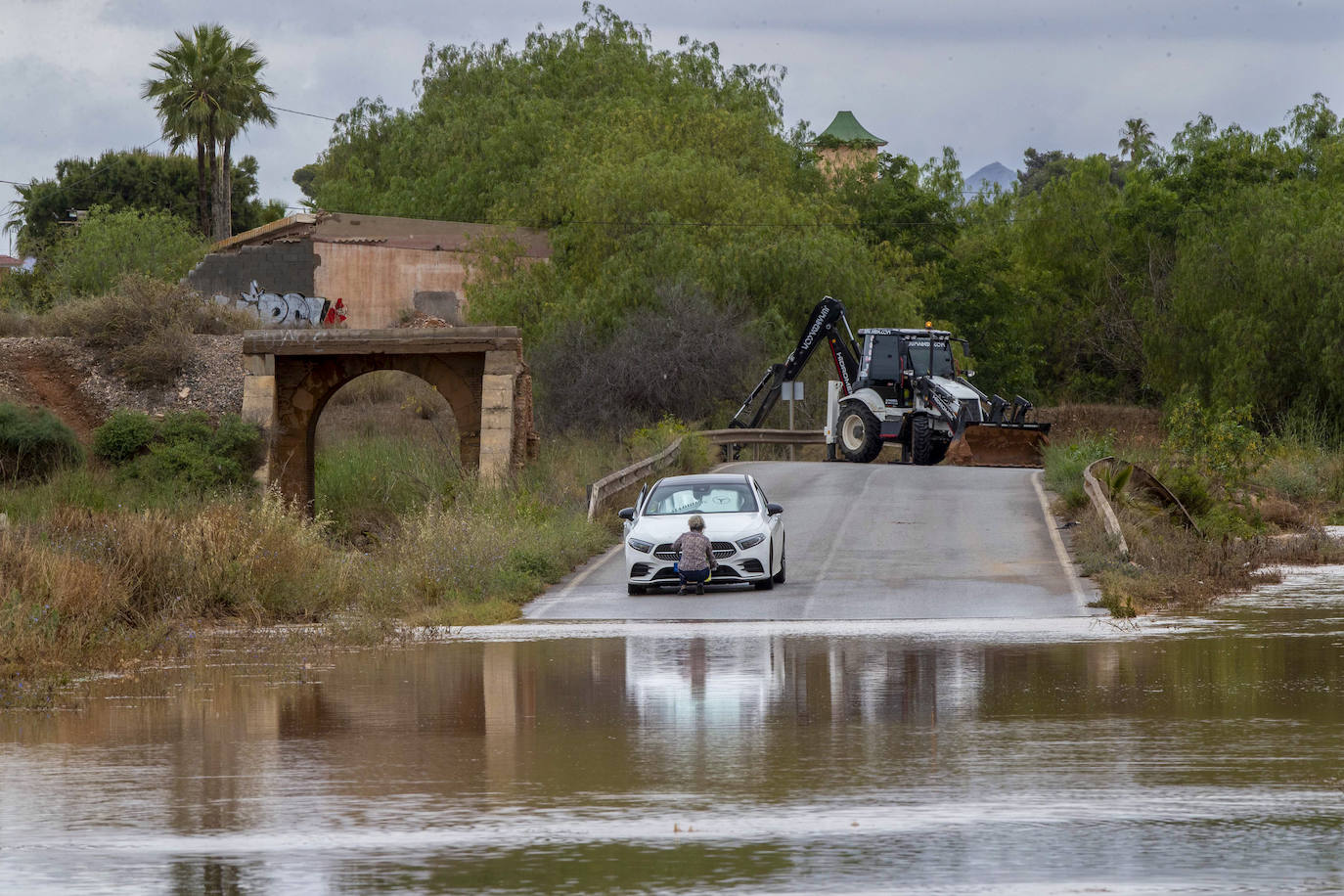 Un vehículo queda atrapado en el camino del sifón 