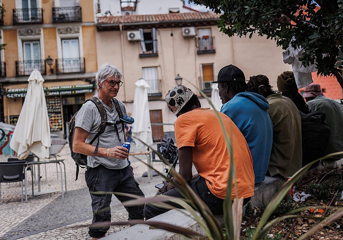 Africanos residentes en el barrio de Lavapiés, en la plaza Arturo Barea