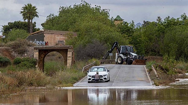 Vehículo atrapado por las inundaciones en el municipio de Cartagena, Murcia