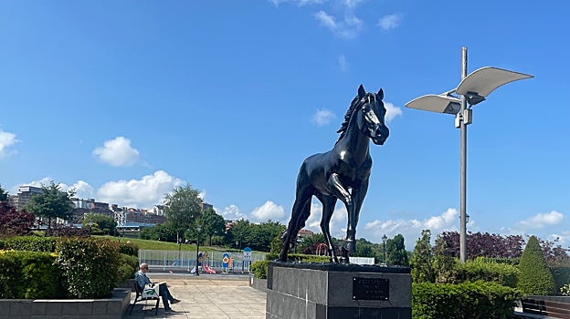 A la madre de las jóvenes, Olga, le gustaba leer en uno de los bancos del parque del Caballo de Oviedo, mientras sus hijos jugaban