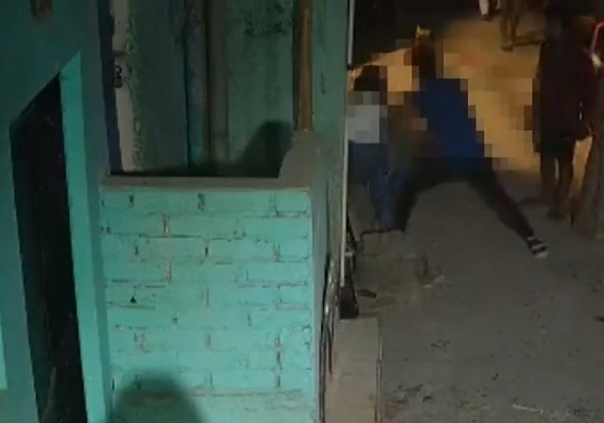 Una captura del vídeo con imágenes muy delicadas sobre el apuñalamiento en plena calle de una joven en Nueva Delhi