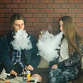 Reino Unido inicia la guerra contra los vapers: primeras prohibiciones para proteger a los menores