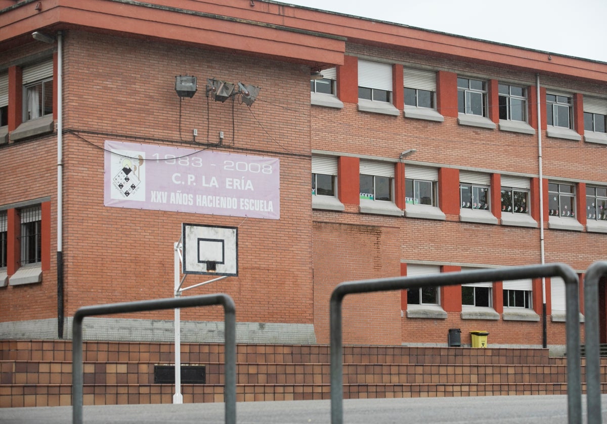 Fachada del colegio público de La Ería donde estudiaban las dos gemelas de 12 años y su hermano pequeño, de 10 años