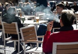 Los expertos alertan de la relajación en las medidas contra el tabaco: solo tres comunidades prohíben ya fumar en terrazas