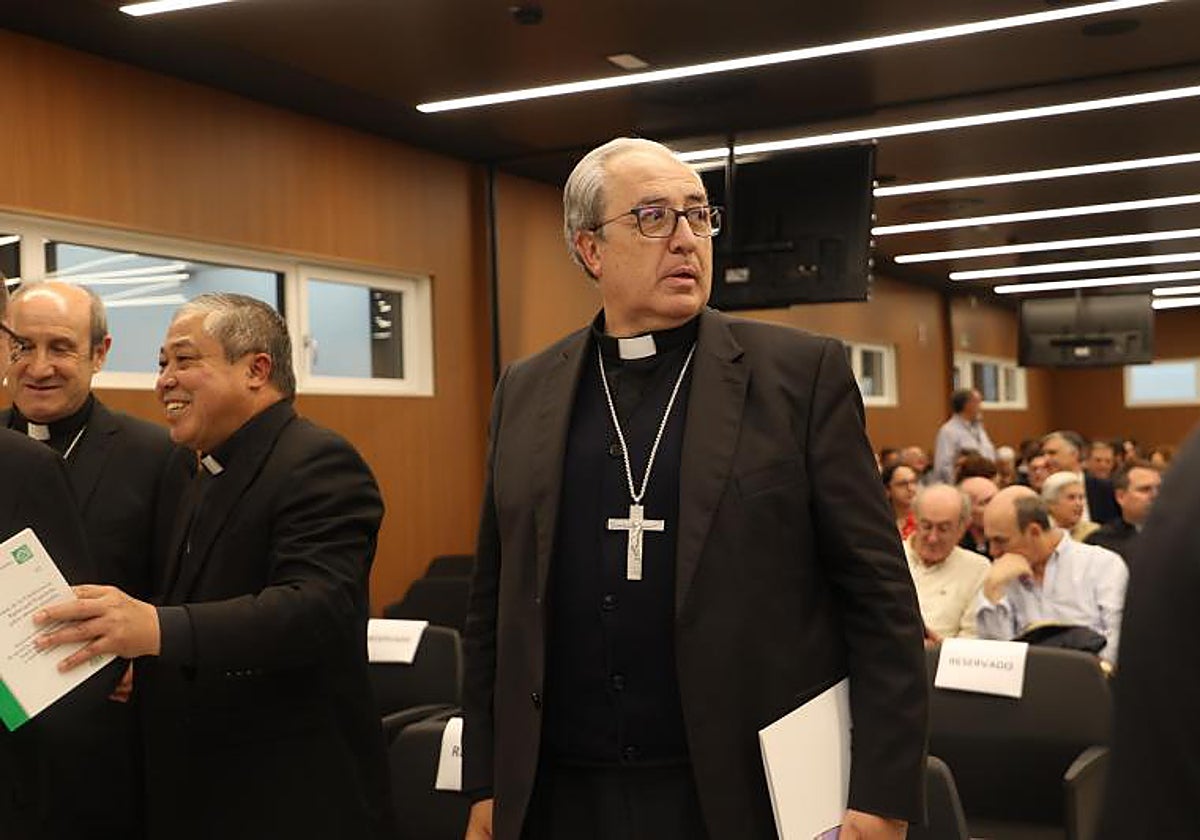 El secretario de la Conferencia Episcopal, César García Magán, a su llegada al acto