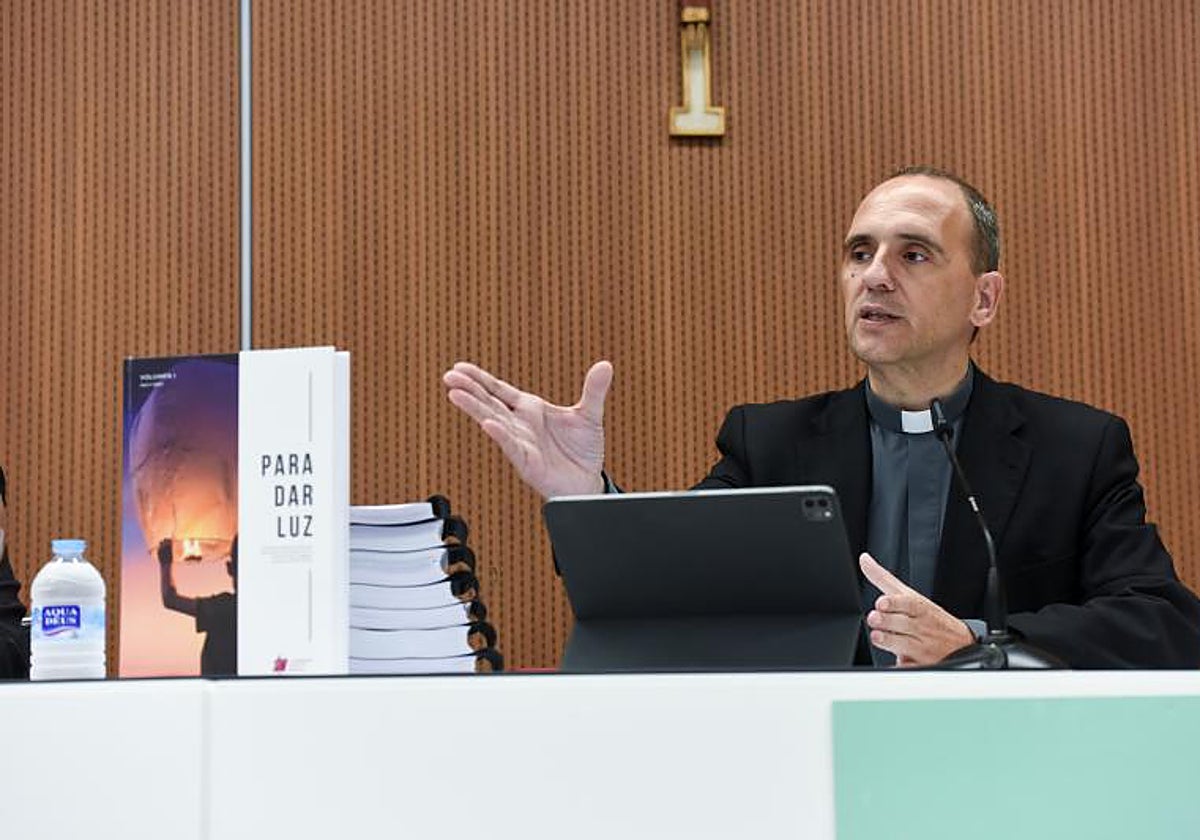El director de la Oficina de Información de los obispos, José Gabriel Vera, durante la presentación de los datos