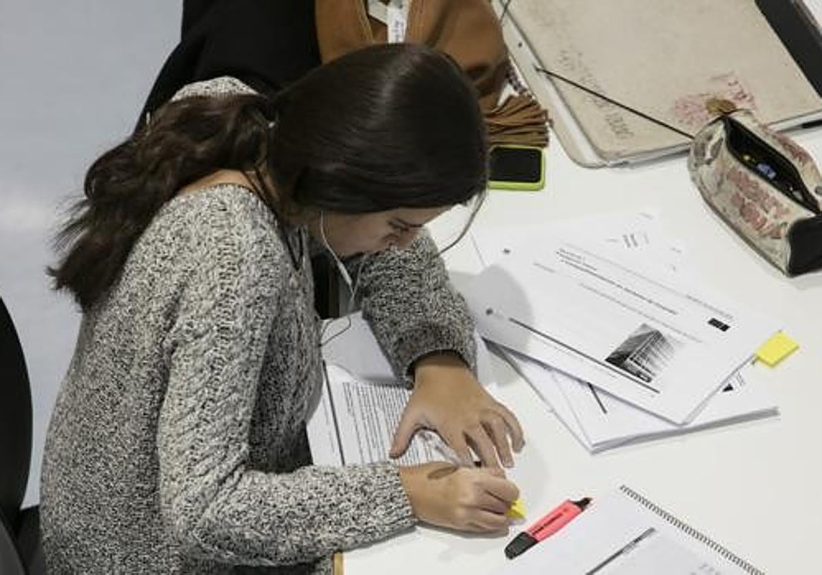 Imagen de archivo de una estudiante