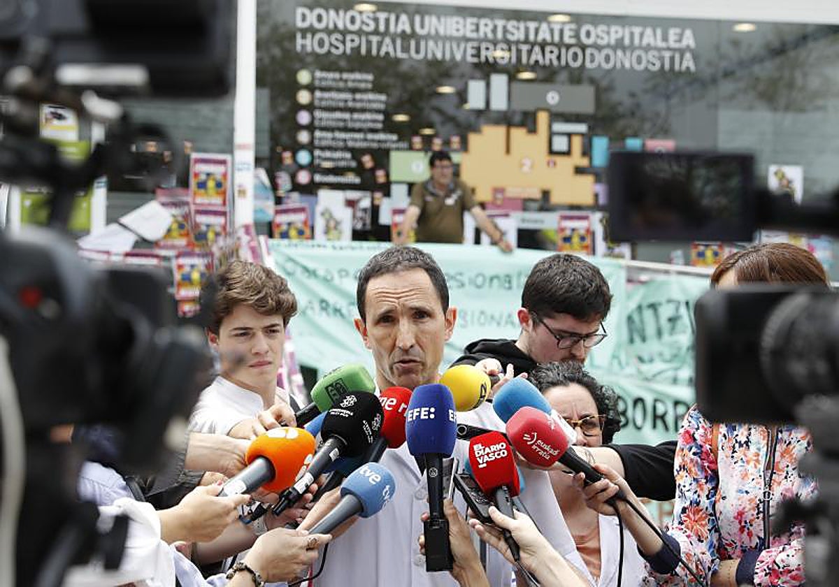 Comparecencia ante los medios frente al Hospital Universitario Donostia de Osakidetza