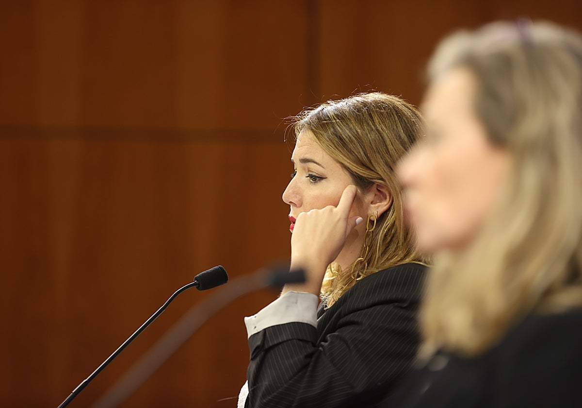 Ángela Rodríguez, secretaria de Estado de Igualdad, y la delegada del Gobierno contra la Violencia de Género, Victoria Rosell, hoy en rueda de prensa tras el comité de crisis