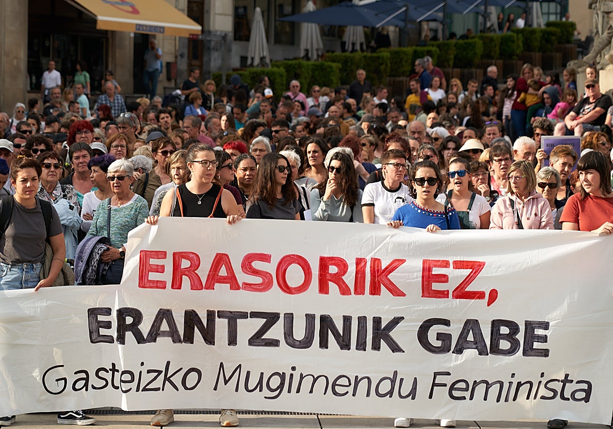 Unas dos mil personas se concentraron el pasado lunes en la plaza de la Virgen Blanca de Vitoria para expresar su repulsa por el asesinato de Maialen Mazón a manos de su pareja