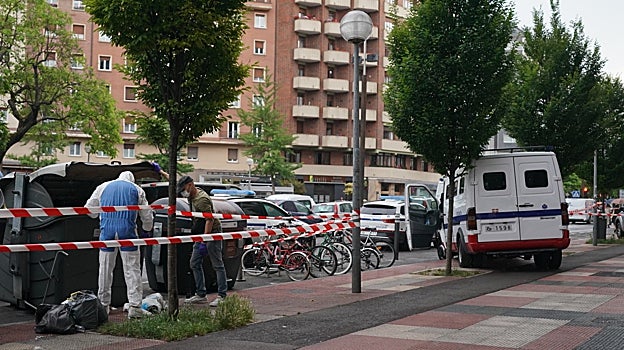 Maialen fue asesinada en un apartahotel de Vitoria. Agentes trabajan en el lugar del crimen, el pasado fin de semana