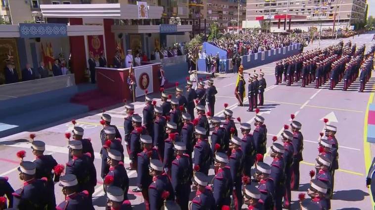 Las Fuerzas Armadas y los Reyes se dan un baño de masas en Granada