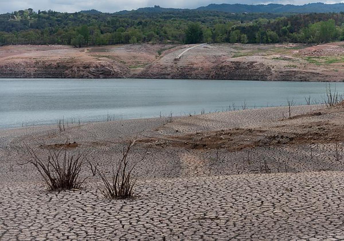 Terreno agrietado junto a uno de los embalses afectados por la sequía
