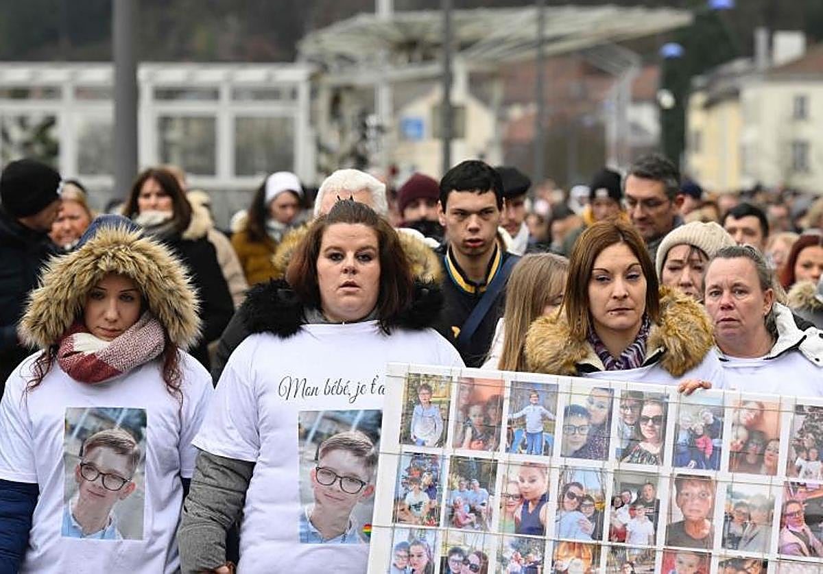 Una imagen de archivo de la madre de Lucas, de 13 años, y sus familiares durante un homenaje tras su suicidio
