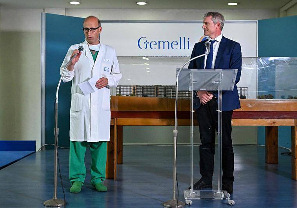 El cirujano que ha operado al Papa, Sergio Alfieri, explica la operación junto al portavoz del Vaticano, Matteo Bruni