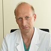 Sergio Alfieri, el médico de las 9.000 cirugías que opera la obstrucción intestinal del Papa